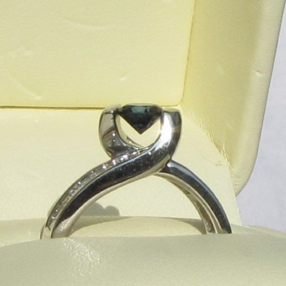 Blue sapphire and diamond baguettes ring - Picture 5 of 7